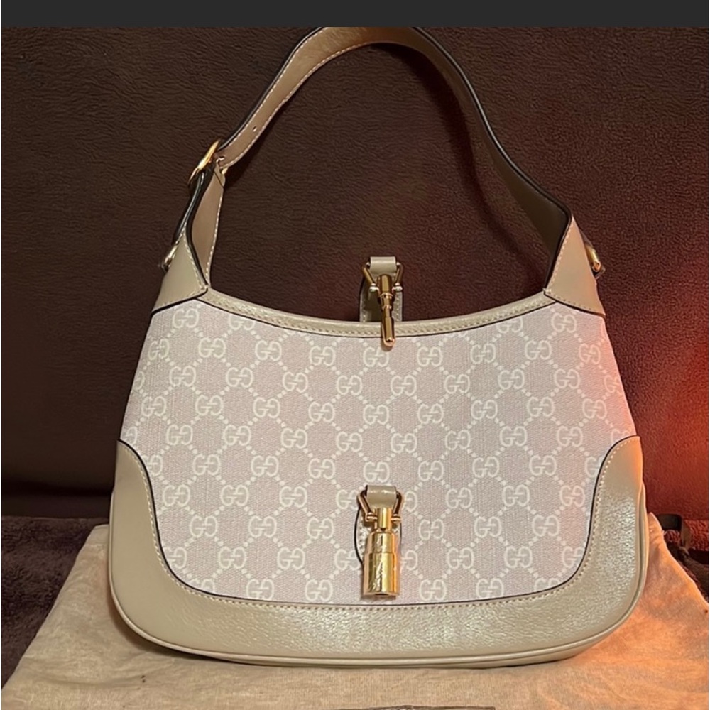 Gucci handbag with gold piston closure